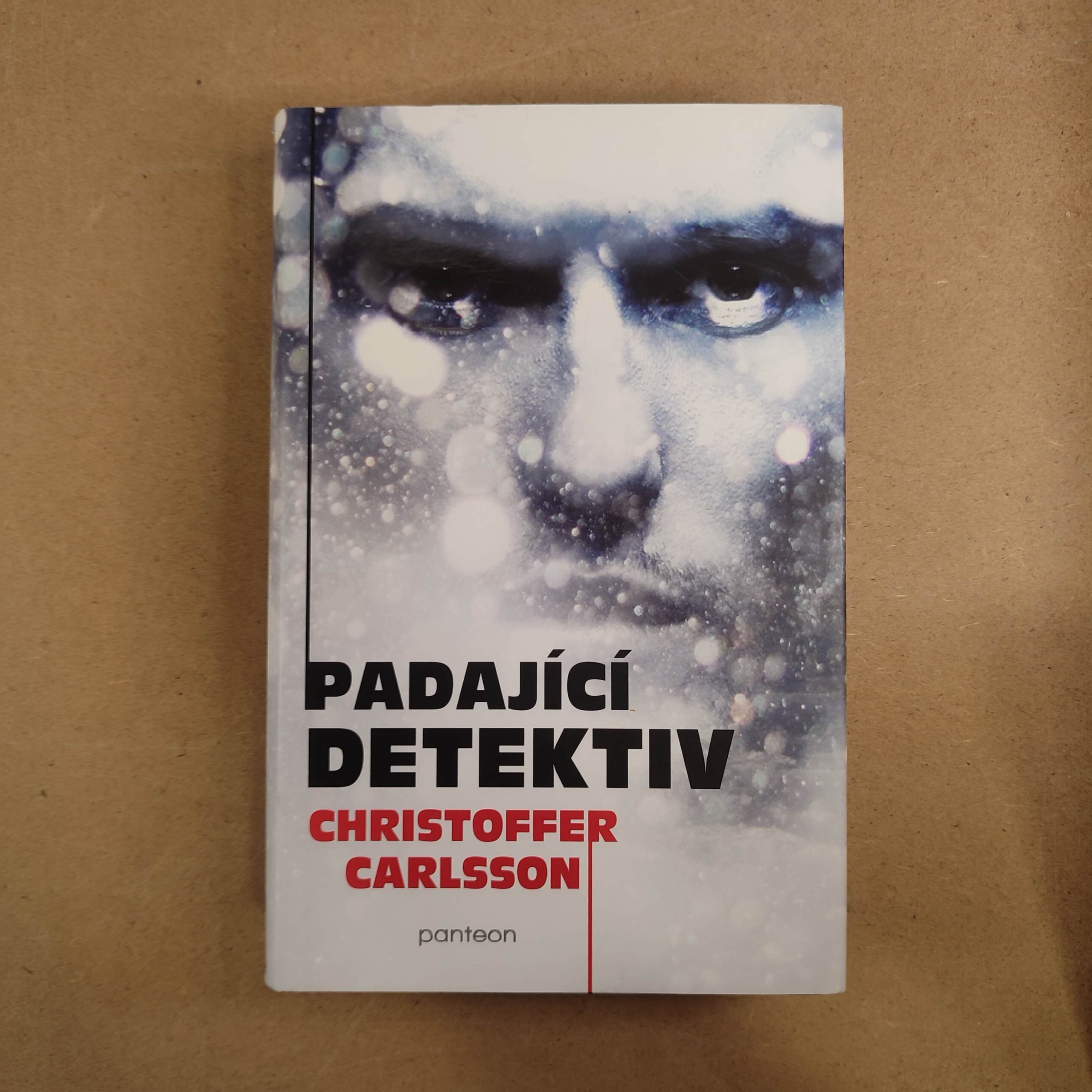 Padající detektiv - Christoffer Carlsson