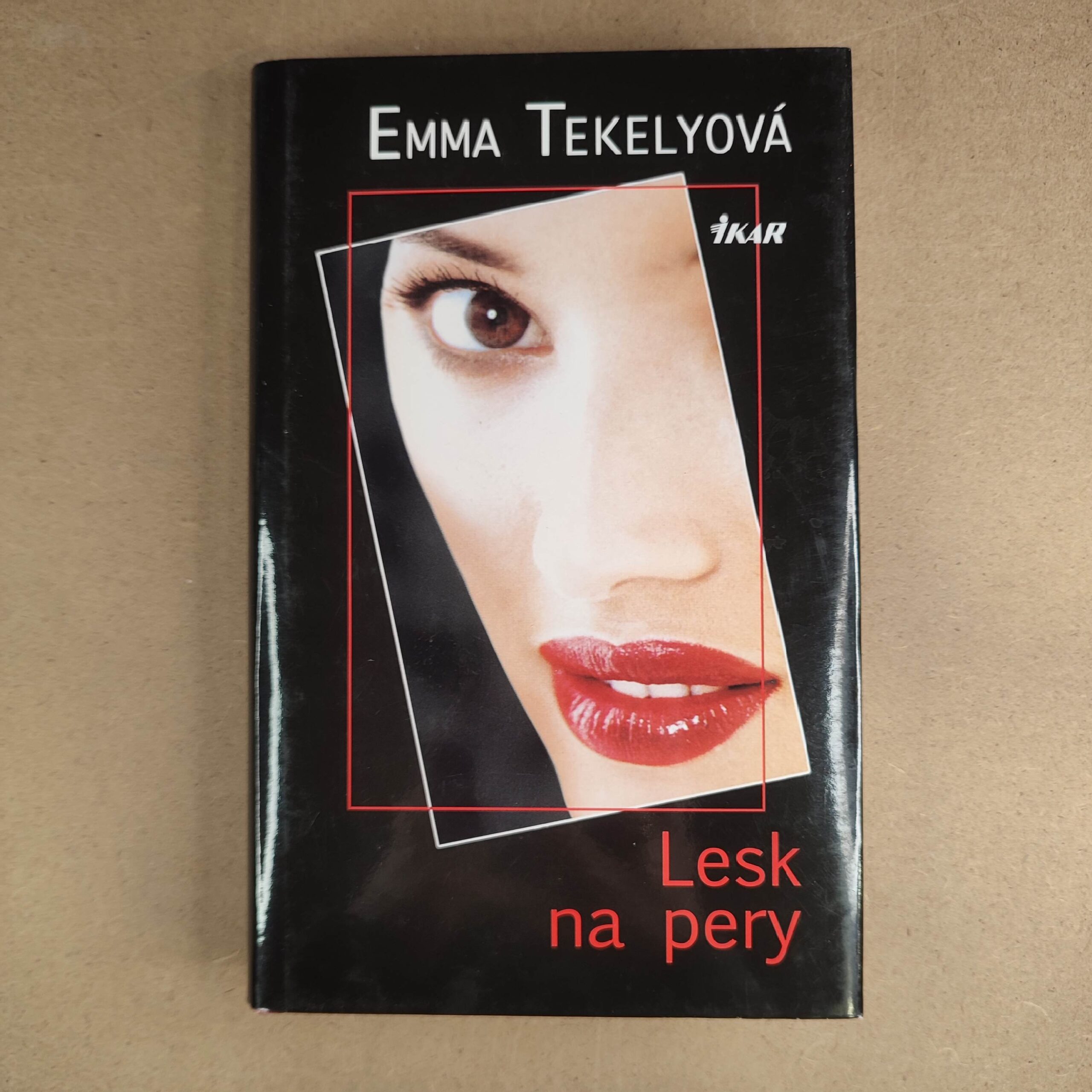 Lesk na pery - Emma Tekelyová