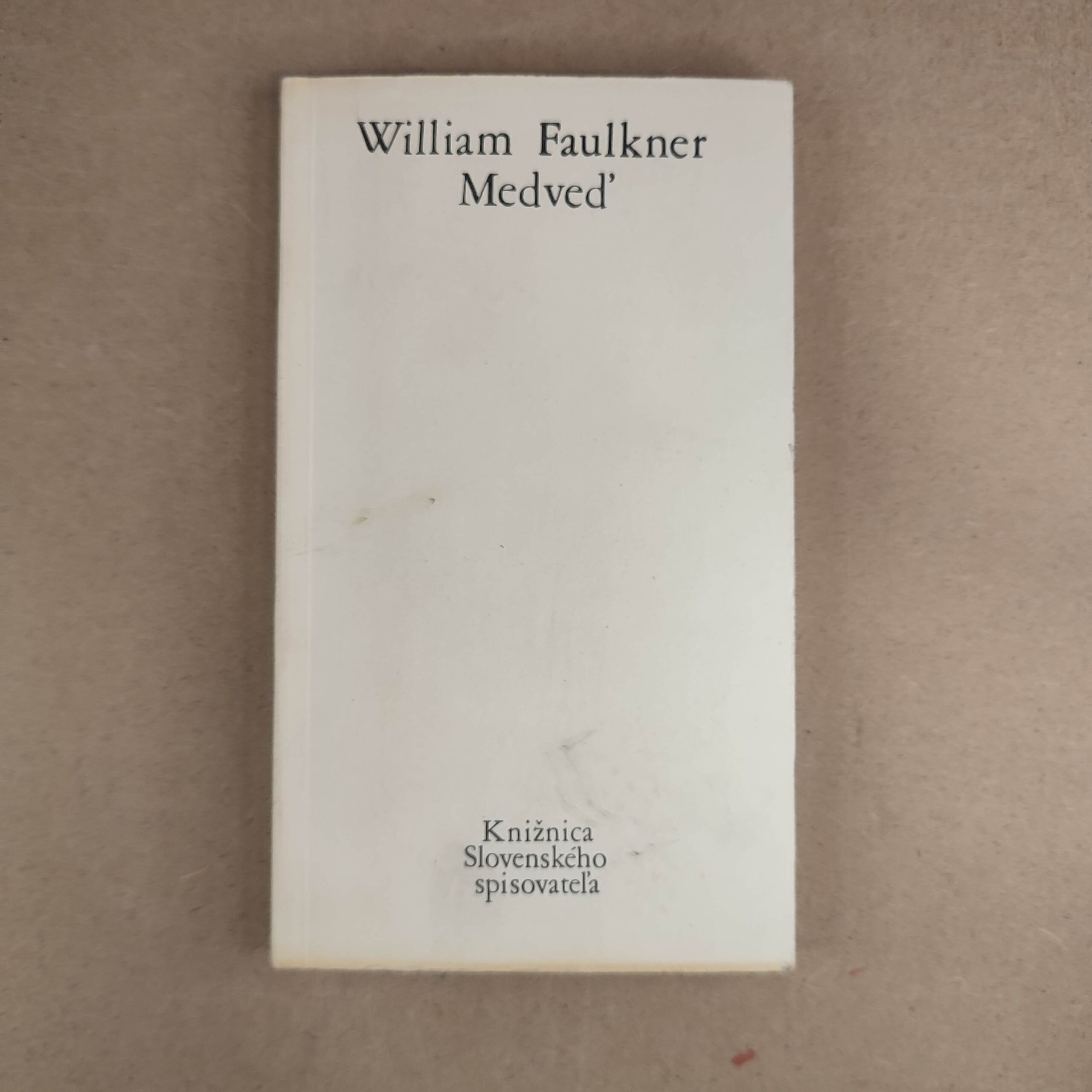 Medveď - William Faulkner